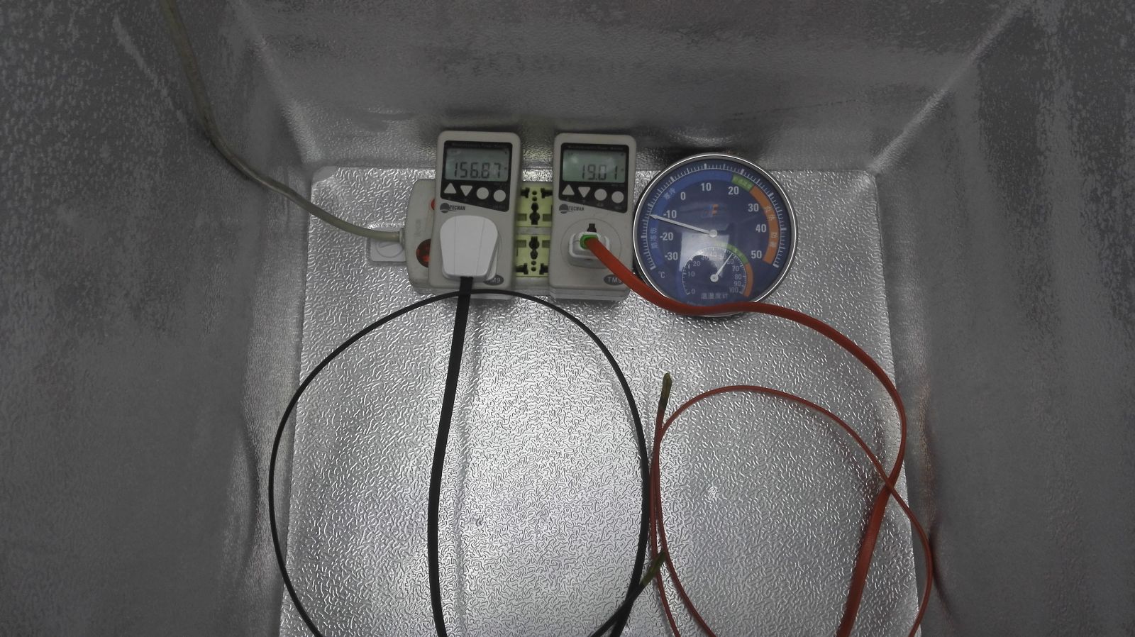 太陽能專用電熱帶和傳統的太陽能電伴熱帶實驗對比圖